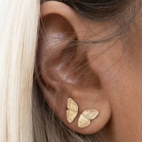 2/$10 💫HP💫 Golden Butterfly Stud Earrings - Picture 1 of 2